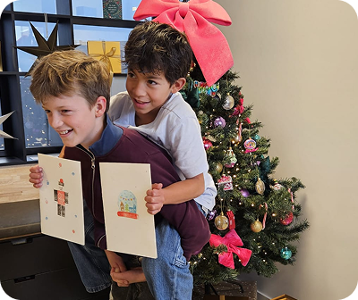 Twee kinderen die twee ontwerpen vast houden van de kaarten